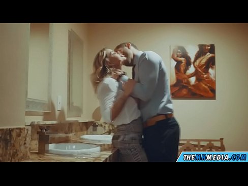 ❤️ Kiam belplena blondulo delogas vin en publika necesejo Seksofilmeto ĉe porno eo.valeshop.top ❌️